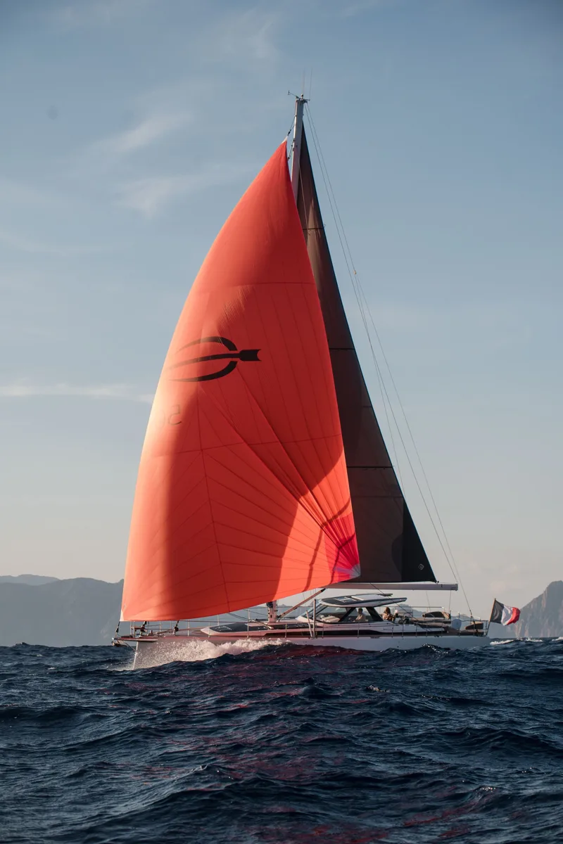 Voilier Amel sous spinnaker rouge en Méditerranée